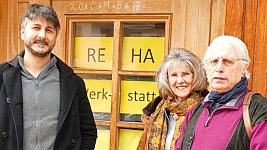 Sie sind zuständig für die Angebote im Roten Haus (von links): Giuseppe Conforti (Werkstätten), Ruth Schippers (Läden), Norbert Klein-Alstedde (Vorsitz). Foto: Peter Stellmach
