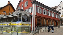 Das Rote Haus,
unten der neue REHA-Laden. Foto: Peter Stellmach